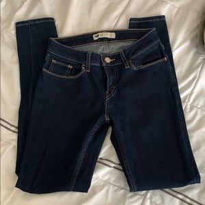 Dark blue Levi’s skinny jeans